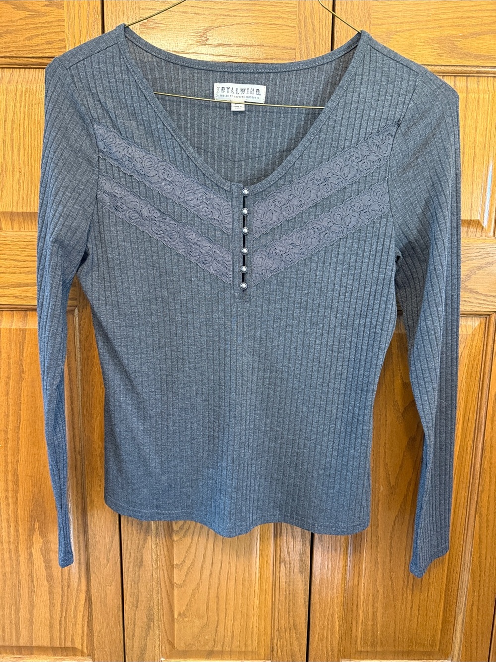 Idyllwind Gray Ribbed V-Neck Long Sleeve Top with Lace Trim